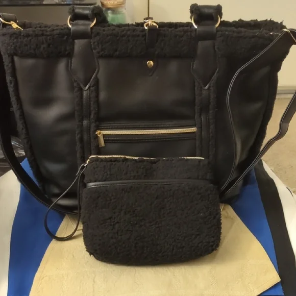 G.I.L.I Reversible Sherpa Tote Black Bag / Matching Sherpa Pouch Asking Only $45 - Picture 2 of 13